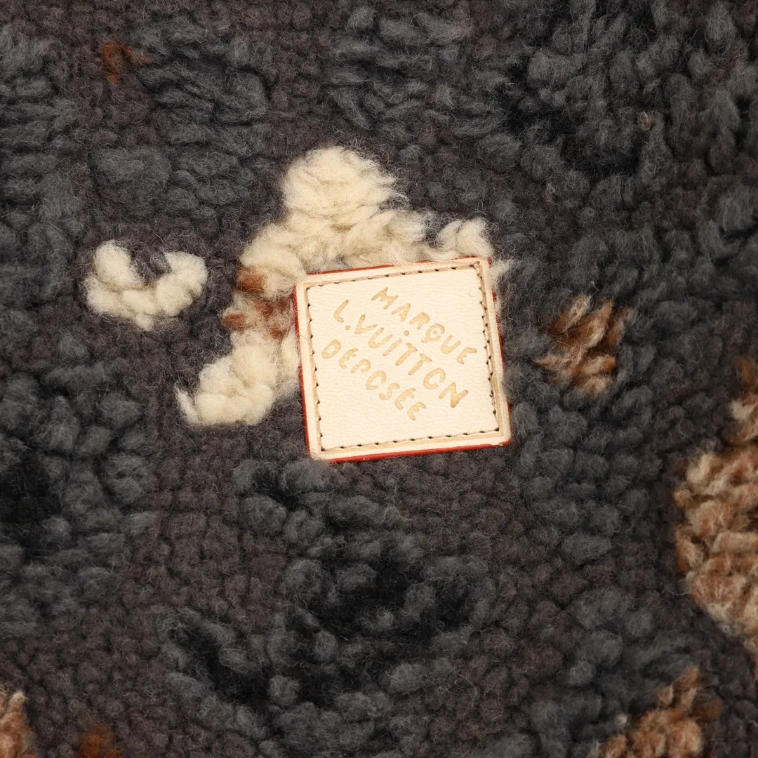 🅿️570 220Louis Vuitton & Nigo floral double-sided fleece sherpa jacket. The original version was purchased for 22200. It is made of 3D three-dimensional lamb wool. The light brown color of custom-woven nylon fabric is ordered and dyed according to the original version. It is comfortable to wear and doubles the thermal performance. The lapel stand-up collar has a two-wear zipper design, which is easy to put on and take off to change the style at will. One side is plush, soft and fashionable, and the gray and black base is embellished with round textures in autumn and winter colors, showing a natural moss-like atmosphere, which enhances the style of the outfit. The other side is smooth and cotton-covered, which has a better effect of keeping warm and cold in autumn and winter. With the leather label pattern, it gives a relaxed feeling when wearing it on the street. Unisex Size: XS-L